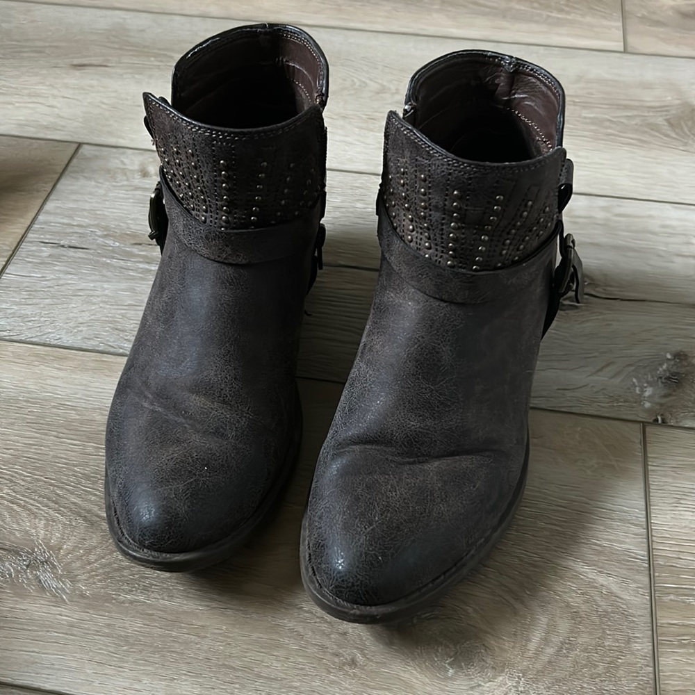 Ankle zip boots
